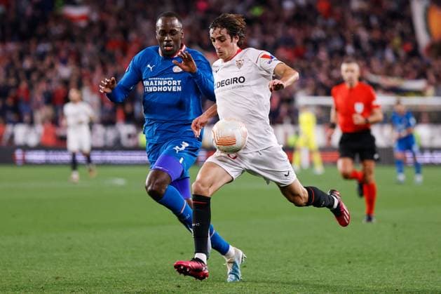 Sevilla FC v PSV Eindhoven, UEFA Europa League football, Seville, Spain Seville, Spain. 16th, February 2023. Bryan Gil (25) of Sevilla FC and Jordan Teze (3) of PSV seen during the UEFA Europa League match between Sevilla FC and PSV Eindhoven at Estadio Ramon Sanchez Pizjuan in Seville. Seville Andalucia Spain  Copyright: xGonzalesxPhoto JesusxRuizxMedinax