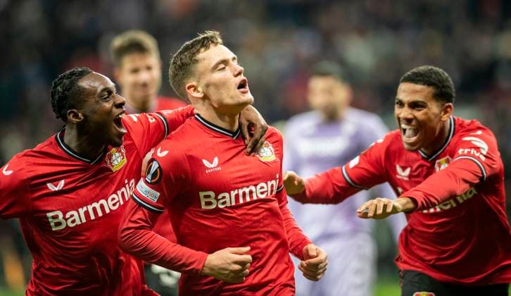 16 02 2023, GER, Football, Men, UEFA, Football Europa League, Play off, Season 2022 2023, TSV Bayer 04 Leverkusen AS Monaco Amine Adli TSV Bayer 04 Leverkusen, l and Nadiem Amiri TSV Bayer 04 Leverkusen, r cheer with scorer Florian Wirtz TSV Bayer 04 Leverkusen after the 2 1 Leverkusen BayArena Nordrhein Westfalen Germany
