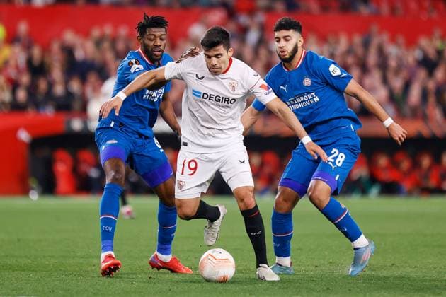 Sevilla FC v PSV Eindhoven, UEFA Europa League football, Seville, Spain Seville, Spain. 16th, February 2023. Marcos Acuna (19) of Sevilla FC seen in between Ibrahim Sangare (6) and Ismael Saibari (28) of PSV Eindhoven during the UEFA Europa League match between Sevilla FC and PSV Eindhoven at Estadio Ramon Sanchez Pizjuan in Seville. Seville Andalucia Spain  Copyright: xGonzalesxPhoto JesusxRuizxMedinax
