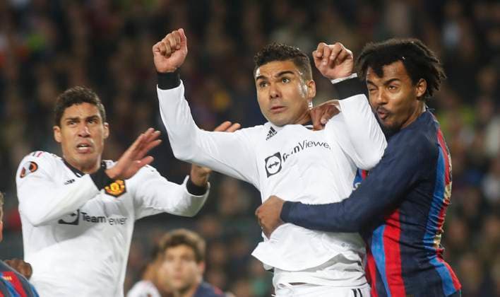Partido de ida de playoffs de Europa League entre el Barcelona y el Manchester United, ManU En la imagen, Casemiro y KoundÃ . Europa League payoffs first leg match between Barcelona and Manchester United. In this picture, Casemiro and KoundÃ . FRANCESCxADELANTADO  ecommerceFotos eCommerce2-132010741