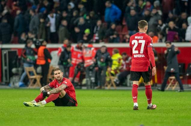 16 02 2023, GER, soccer, men, UEFA, soccer Europa League, play off, season 2022 2023, TSV Bayer 04 Leverkusen AS Monaco 2 3 Robert Andrich TSV Bayer 04 Leverkusen, l and Florian Wirtz TSV Bayer 04 Leverkusen, r are disappointed after the final whistle Leverkusen BayArena Nordrhein Westfalen Germany
