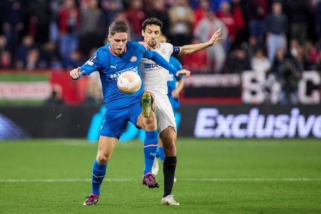 February 16, 2023, SEVILLA, SEVILLA, SPAIN: Guus Til of PSV Eindhoven and Jesus Navas of Sevilla FC in action during the UEFA Europa League knockout round play-off leg one match between Sevilla FC and PSV Eindhoven at Estadio Ramon Sanchez Pizjuan on February 16, 2023 in Sevilla, Spain. SEVILLA SPAIN - ZUMAa181 20230216_zaa_a181_064 Copyright: xJoaquinxCorcherox