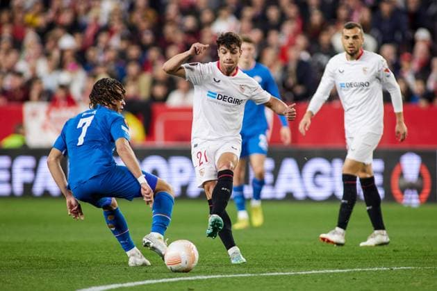 February 16, 2023, SEVILLA, SEVILLA, SPAIN: Oliver Torres of Sevilla FC in action during the UEFA Europa League knockout round play-off leg one match between Sevilla FC and PSV Eindhoven at Estadio Ramon Sanchez Pizjuan on February 16, 2023 in Sevilla, Spain. SEVILLA SPAIN - ZUMAa181 20230216_zaa_a181_067 Copyright: xJoaquinxCorcherox