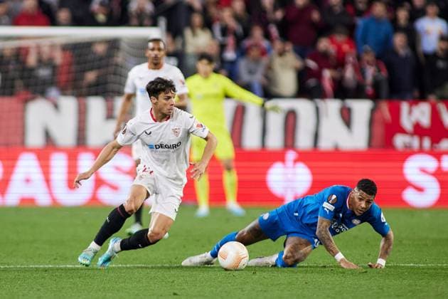 February 16, 2023, SEVILLA, SEVILLA, SPAIN: Oliver Torres of Sevilla FC and Patrick van Aanholt of PSV Eindhoven during the UEFA Europa League knockout round play-off leg one match between Sevilla FC and PSV Eindhoven at Estadio Ramon Sanchez Pizjuan on February 16, 2023 in Sevilla, Spain. SEVILLA SPAIN - ZUMAa181 20230216_zaa_a181_074 Copyright: xJoaquinxCorcherox
