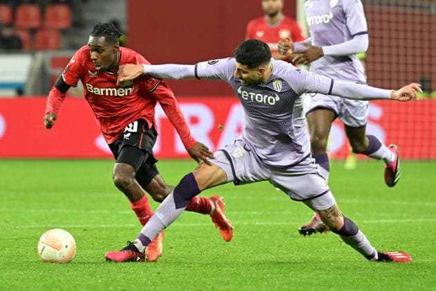 Leverkusen, Bayarena, 16 02 23, GER, Men, UEFA Europa League, Bayer 04 Leverkusen AS Monaco Picture from left in duel Jeremie Frimpong Leverkusen and Guillermo Maripan AS Monaco Only for journalistic use Only for editorial use According to the regulations of the DFL Deutsche Fußball Liga it is prohibited, DFL regulations prohibit any use of photographs as image sequences and or quasi video North Rhine-Westphalia Germany