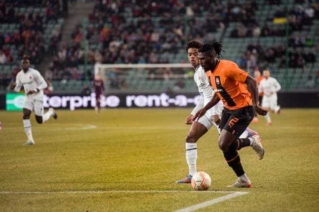 February 16, 2023, Warsaw, Poland: Lassina Traore (R) of Shakhtar in action during the UEFA Europa League 2022 23 1st leg play-off round football match between Shakhtar Donetsk and FC Stade Rennais at Marshal Jozef Pilsudski Municipal Stadium of Legia Warsaw. .Final score: Shakhtar Donetsk 2:1 Rennes. Warsaw Poland - ZUMAs197 20230216_zaa_s197_685 Copyright: xAttilaxHusejnowx