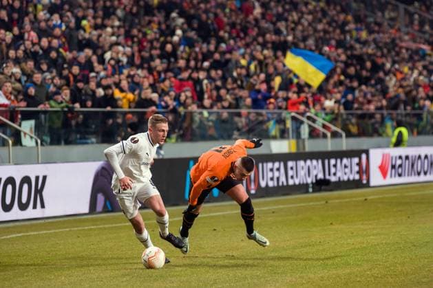 February 16, 2023, Warsaw, Poland: Adrien Truffert (L) of Rennes in action during the UEFA Europa League 2022 23 1st leg play-off round football match between Shakhtar Donetsk and FC Stade Rennais at Marshal Jozef Pilsudski Municipal Stadium of Legia Warsaw. .Final score: Shakhtar Donetsk 2:1 Rennes. Warsaw Poland - ZUMAs197 20230216_zaa_s197_690 Copyright: xAttilaxHusejnowx
