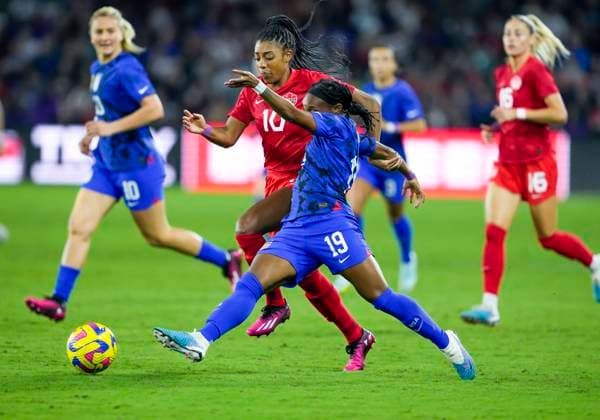 ORLANDO, FL - FEBRUARY 16: the United States defender Crystal Dunn (19) drives to the goal during the She Believes soccer match between the USA and Canada on February 16, 2022 at Explorer Stadium in Orlando, FL. (Photo by Andrew Bershaw Icon Sportswire) SOCCER: FEB 16 Women™s SheBelieves Cup - USA vs Canada Icon2302160003