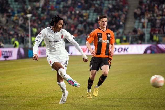 February 16, 2023, Warsaw, Poland: Djed Spence (L) of Rennes in action during the UEFA Europa League 2022 23 1st leg play-off round football match between Shakhtar Donetsk and FC Stade Rennais at Marshal Jozef Pilsudski Municipal Stadium of Legia Warsaw. .Final score: Shakhtar Donetsk 2:1 Rennes. Warsaw Poland - ZUMAs197 20230216_zaa_s197_695 Copyright: xAttilaxHusejnowx