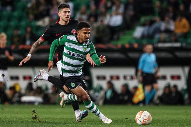 February 16, 2023, Lisbon, Portugal: Emiliano Martinez of FC Midtjylland (L) with Marcus Edwards of Sporting CP (R) seen in action during the Knockout Round Play-Off Leg One - UEFA Europa League match between Sporting CP and FC Midtjylland at Estadio Jose Alvalade. Lisbon Portugal - ZUMAs197 20230216_zaa_s197_709 Copyright: xDavidxMartinsx