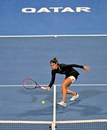 (230217) -- DOHA, Feb. 17, 2023 -- Caroline Garcia of France hits a return during the singles quarterfinal match against Maria Sakkari of Greece at WTA500 Qatar Open 2023 in Doha, Qatar, Feb. 16, 2023. (Photo by Xinhua) (SP)QATAR-DOHA-TENNIS WTA, Tennis Damen 500 Nikku 