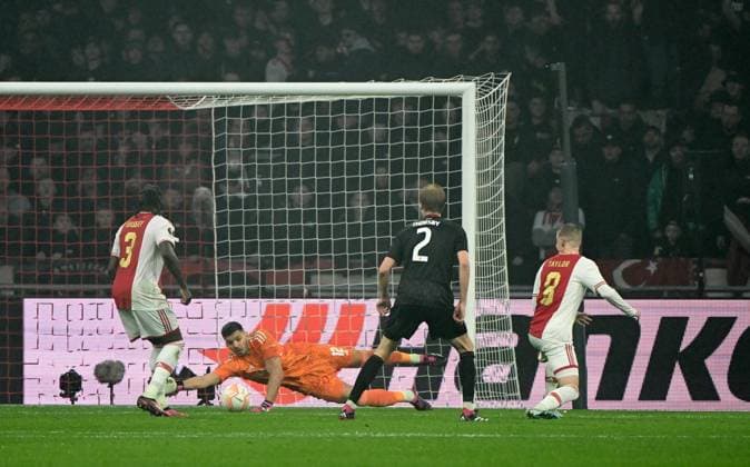 Football, men, season 2022 2023, Europa League Play Offs to the round of 16, first leg , Ajax Amsterdam 1 FC Union Berlin, v l Calvin Bassey Ajax Amsterdam , goalkeeper Geronimo Rulli Ajax Amsterdam , Morten Thorsby 1 FC Union Berlin , Kenneth Taylor Ajax Amsterdam , 16 02 2023, Copyright: xMatthiasxKochx