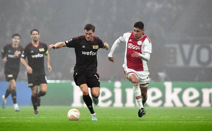 Football, men, season 2022 2023, Europa League Play Offs to the round of 16, first leg , Ajax Amsterdam 1 FC Union Berlin, v l Kevin Behrens 1 FC Union Berlin , Edson Alvarez Ajax Amsterdam , 16 02 2023, Copyright: xMatthiasxKochx