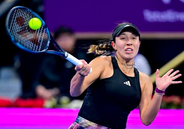 WTA, Tennis Damen Qatar TotalEnergies Open 2023 Jessica Pegula of United States in action during Semifinal match against Maria Sakkari of Greece at the WTA Qatar TotalEnergies Open tennis tournament at the Khalifa International Tennis Complex in Doha, Qatar, 17 February 2023 DOHA Qatar  Copyright: xNoushadxThekkayilx originalFilename:varittyakkal-wtaqatar230217_npisb.jpg