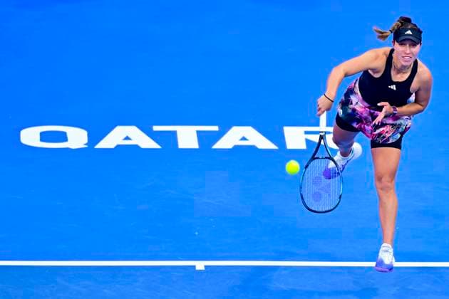 WTA, Tennis Damen Qatar TotalEnergies Open 2023 Jessica Pegula of United States in action during Semifinal match against Maria Sakkari of Greece at the WTA Qatar TotalEnergies Open tennis tournament at the Khalifa International Tennis Complex in Doha, Qatar, 17 February 2023 DOHA Qatar  Copyright: xNoushadxThekkayilx originalFilename:varittyakkal-wtaqatar230217_npeNT.jpg