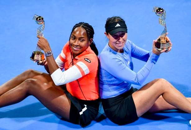 WTA, Tennis Damen Qatar TotalEnergies Open 2023 Coco Gauff (L) and Jessica Pegula (R) of United States pose with their trophy after winning the doubles final match against Lyudmyla Kichenok of Ukraine and Jelena Ostapenko of Latvia WTA Qatar TotalEnergies Open tennis tournament at the Khalifa International Tennis Complex in Doha, Qatar, 17 February 2023 DOHA Qatar  Copyright: xNoushadxThekkayilx originalFilename:varittyakkal-wtaqatar230217_npExp.jpg