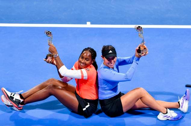 WTA, Tennis Damen Qatar TotalEnergies Open 2023 Coco Gauff (L) and Jessica Pegula (R) of United States pose with their trophy after winning the doubles final match against Lyudmyla Kichenok of Ukraine and Jelena Ostapenko of Latvia WTA Qatar TotalEnergies Open tennis tournament at the Khalifa International Tennis Complex in Doha, Qatar, 17 February 2023 DOHA Qatar  Copyright: xNoushadxThekkayilx originalFilename:varittyakkal-wtaqatar230217_npfcl.jpg