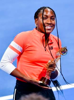 WTA, Tennis Damen Qatar TotalEnergies Open 2023 Coco Gauff of United States pose with their trophy after winning the doubles final match against Lyudmyla Kichenok of Ukraine and Jelena Ostapenko of Latvia WTA Qatar TotalEnergies Open tennis tournament at the Khalifa International Tennis Complex in Doha, Qatar, 17 February 2023 DOHA Qatar  Copyright: xNoushadxThekkayilx originalFilename:varittyakkal-wtaqatar230217_npx3a.jpg