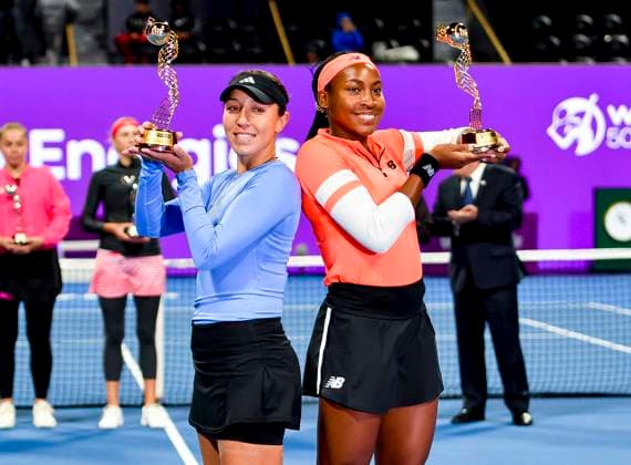 WTA, Tennis Damen Qatar TotalEnergies Open 2023 Coco Gauff (R) and Jessica Pegula (L) of United States pose with their trophy after winning the doubles final match against Lyudmyla Kichenok of Ukraine and Jelena Ostapenko of Latvia WTA Qatar TotalEnergies Open tennis tournament at the Khalifa International Tennis Complex in Doha, Qatar, 17 February 2023 DOHA Qatar  Copyright: xNoushadxThekkayilx originalFilename:varittyakkal-wtaqatar230217_npB1p.jpg