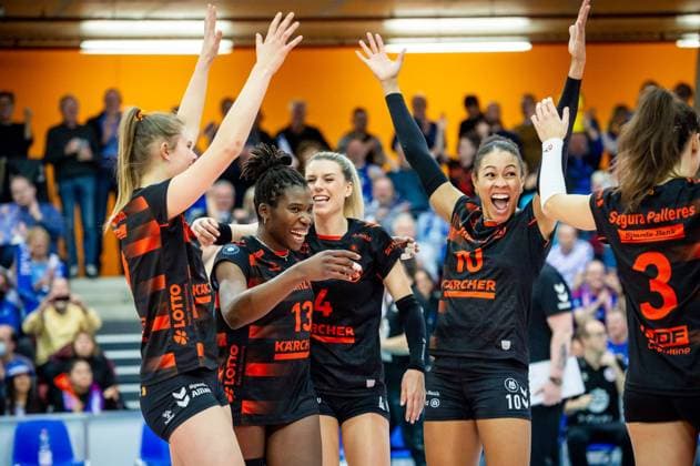 Bilder des Jahres 2023, Sport 02 Februar Sport Themen der Woche KW07 Sport Bilder des Tages vl: Eline Timmermann (Allianz MTV Stuttgart, 9) Krystal Rivers (Allianz MTV Stuttgart, 13) Britt Bongaerts (Allianz MTV Stuttgart, 4) Simone Lee (Allianz MTV Stuttgart, 10) Maria Segura Palleres (Allianz MTV Stuttgart, 3) Jubel Freude Schrei GER, Allianz MTV Stuttgart - SC Potsdam, 17.02.2023 Allianz MTV Stuttgart - SC Potsdam, Volleyball, VBL, 1. Volleyball Bundesliga, 17.02.2023 Stuttgart *** vl Eline Timmermann Allianz MTV Stuttgart, 9 Krystal Rivers Allianz MTV Stuttgart, 13 Britt Bongaerts Allianz MTV Stuttgart, 4 Simone Lee Allianz MTV Stuttgart, 10 Maria Segura Palleres Allianz MTV Stuttgart, 3 Jubel Freude Schrei GER, Allianz MTV Stuttgart SC Potsdam, 17 02 2023 Allianz MTV Stuttgart SC Potsdam, Sport, Volleyball, VBL, 1 Volleyball Bundesliga, 17 02 2023 Stuttgart Copyright: xSandyxDinkelackerx EP_SDR