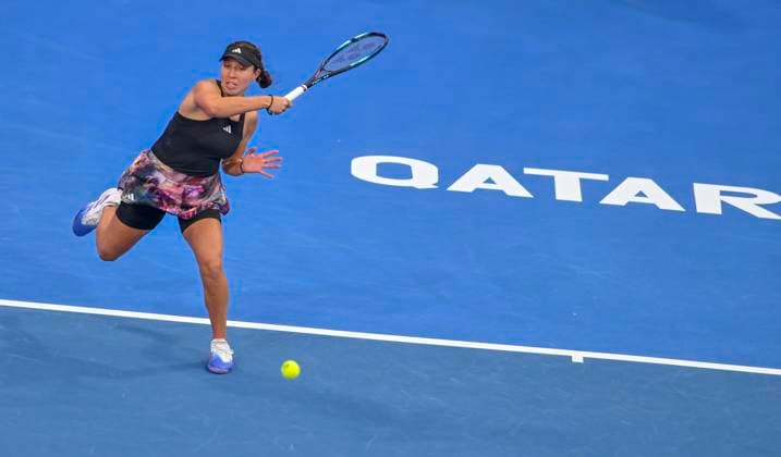 (230218) -- DOHA, Feb. 18, 2023 -- Jessica Pegula of the United States hits a return during the singles semifinals match against Maria Sakkari of Greece at WTA500 Qatar Open 2023 in Doha, Qatar, Feb. 17, 2023. (Photo by Xinhua) (SP)QATAR-DOHA-TENNIS WTA, Tennis Damen 500 Nikku 