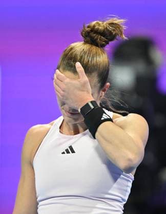 (230218) -- DOHA, Feb. 18, 2023 -- Maria Sakkari of Greece reacts during the singles semifinals match against Jessica Pegula of the United States at WTA500 Qatar Open 2023 in Doha, Qatar, Feb. 17, 2023. (Photo by Xinhua) (SP)QATAR-DOHA-TENNIS WTA, Tennis Damen 500 Nikku 