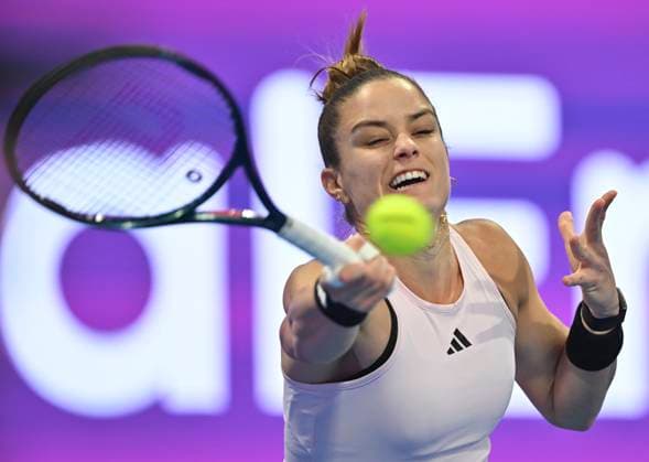 Sport Bilder des Tages (230218) -- DOHA, Feb. 18, 2023 -- Maria Sakkari of Greece hits a return during the singles semifinals match against Jessica Pegula of the United States at WTA500 Qatar Open 2023 in Doha, Qatar, Feb. 17, 2023. (Photo by Xinhua) (SP)QATAR-DOHA-TENNIS WTA, Tennis Damen 500 Nikku 