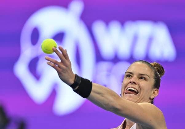 (230218) -- DOHA, Feb. 18, 2023 -- Maria Sakkari of Greece serves during the singles semifinals match against Jessica Pegula of the United States at WTA500 Qatar Open 2023 in Doha, Qatar, Feb. 17, 2023. (Photo by Xinhua) (SP)QATAR-DOHA-TENNIS WTA, Tennis Damen 500 Nikku 