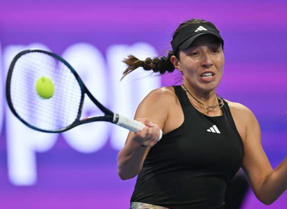 (230218) -- DOHA, Feb. 18, 2023 -- Jessica Pegula of the United States hits a return during the singles semifinals match against Maria Sakkari of Greece at WTA500 Qatar Open 2023 in Doha, Qatar, Feb. 17, 2023. (Photo by Xinhua) (SP)QATAR-DOHA-TENNIS WTA, Tennis Damen 500 Nikku 