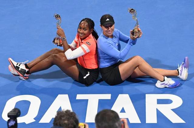 Sport Bilder des Tages (230218) -- DOHA, Feb. 18, 2023 -- Jessica Pegula (R) Coco Gauff of the United States pose for photos after the awarding ceremony after the doubles final match between Jessica Pegula Coco Gauff of the United States and Jelena Ostapenko of Latvia Lyudmyla Kichenok of Ukraine at WTA500 Qatar Open 2023 in Doha, Qatar, Feb. 17, 2023. (Photo by Xinhua) (SP)QATAR-DOHA-TENNIS WTA, Tennis Damen 500 Nikku 