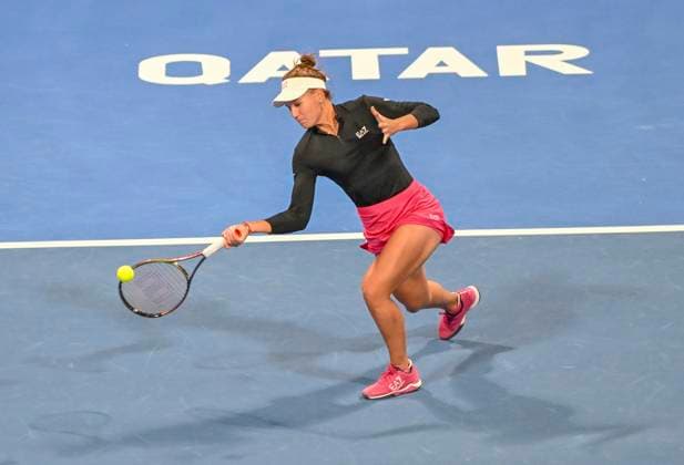 (230218) -- DOHA, Feb. 18, 2023 -- Veronika Kudermetova of Russia hits a return during the singles semifinals match against Iga Swiatek of Poland at WTA500 Qatar Open 2023 in Doha, Qatar, Feb. 17, 2023. (Photo by Xinhua) (SP)QATAR-DOHA-TENNIS WTA, Tennis Damen 500 Nikku 