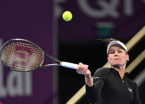 (230218) -- DOHA, Feb. 18, 2023 -- Veronika Kudermetova of Russia hits a return during the singles semifinals match against Iga Swiatek of Poland at WTA500 Qatar Open 2023 in Doha, Qatar, Feb. 17, 2023. (Photo by Xinhua) (SP)QATAR-DOHA-TENNIS WTA, Tennis Damen 500 Nikku 