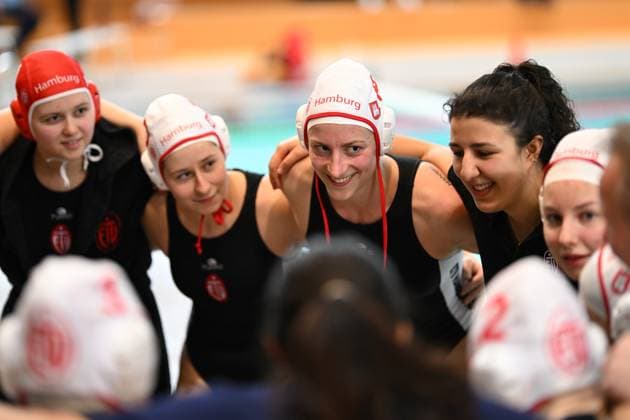 Sport Themen der Woche KW07 Sport Bilder des Tages Wasserball I Frauen I Saison 2022 2023 I HanseScientific-Cup I ETV Hamburg Wasserball - Järfälla Vattenpolo I 17.02.2023 Im Fokus: Maren Hinz (8, ETV Hamburg Wasserball) Hamburg Schwimmhalle Inselpark Wilhelmsburg Hamburg Deutschland *** Water polo I women I season 2022 2023 I HanseScientific Cup I ETV Hamburg water polo Järfälla Vattenpolo I 17 02 2023 In focus Maren Hinz 8, ETV Hamburg water polo Hamburg Schwimmhalle Inselpark Wilhelmsburg Hamburg Germany Copyright: xLobeca FelixxSchlikisx