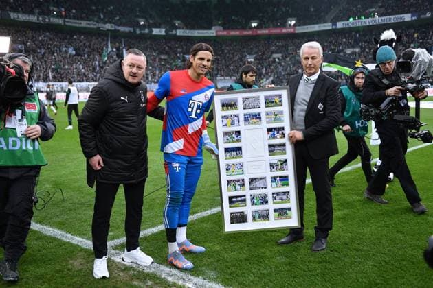Bilder des Jahres 2023, Sport 02 Februar Sport Themen der Woche KW07 Offizielle Verabschiedung von Torwart Yann Sommer (Bayern Muenchen), v.li., Sportdirektor Roland Virkus (Borussia Moenchengladbach), Torwart Yann Sommer (Bayern Muenchen), Vizepraesident Rainer Bonhof (Borussia Moenchengladbach) 18.02.2023, Fussball GER, Saison 2022 2023, 1. Bundesliga, 21. Spieltag, Borussia Mönchengladbach - FC Bayern München, Moenchengladbach Borussia Park Nordrhein Westfalen Deutschland *** Official farewell of goalkeeper Yann Sommer Bayern Muenchen , from left , Sport director Roland Virkus Borussia Moenchengladbach , Goalkeeper Yann Sommer Bayern Muenchen , Vice president Rainer Bonhof Borussia Moenchengladbach 18 02 2023, Football GER, Season 2022 2023, 1 Bundesliga, 21 Matchday, Borussia Mönchengladbach FC Bayern Munich, Moenchengladbach Borussia Park Nordrhein Westfalen Germany Team2