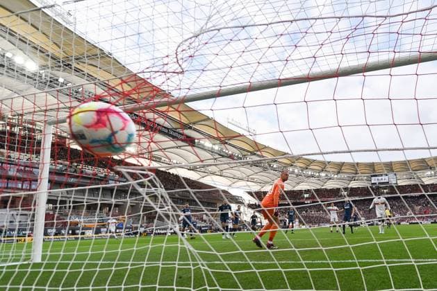 Bilder des Jahres 2023, Sport 02 Februar Sport Themen der Woche KW07 Sport Bilder des Tages Tor zum 1:0 durch Gil Bastiao Dias (VfB Stuttgart, 31), Marvin Schwaebe (1. FC Koeln, 20) schaut dem Ball hinterher, Hintertorkamera, Hintertorperspektive, VfB Stuttgart vs 1. FC Koeln, Fussball, Herren, 1. Bundesliga, 21. Spieltag, Saison 22 23, GER, 18.02.2023, DFL DFB REGULATIONS PROHIBIT ANY USE OF PHOTOGRAPHS AS IMAGE SEQUENCES AND OR QUASI-VIDEO, VfB Stuttgart vs 1. FC Koeln, Fussball, Herren, 1. Bundesliga, 21. Spieltag, Saison 22 23, GER, 18.02.2023 Stuttgart *** Goal to 1 0 by Gil Bastiao Dias VfB Stuttgart, 31 , Marvin Schwaebe 1 FC Koeln, 20 looks behind the ball, back goal camera, back goal perspective, VfB Stuttgart vs 1 FC Koeln, Football, Men, 1 Bundesliga, 21 Matchday, Season 22 23, GER, 18 02 2023, DFL DFB REGULATES PROHIBIT ANY USE OF PHOTOGRAPHS AS IMAGE SEQUENCES AND OR QUASI VIDEO, VfB Stuttgart vs 1 FC Koeln, Football, Men, 1 Bundesliga, 21 Matchday, Season 22 23, GER, 18 02 2023 Stuttgart Copyright: xEibner-Pressefoto WolfgangxFrankx EP_EER