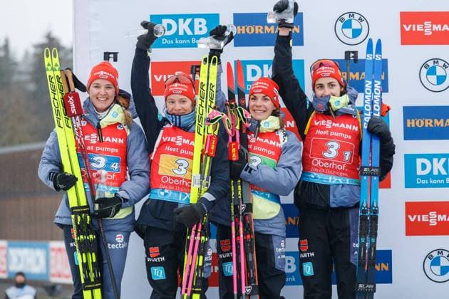 Bilder des Jahres 2023, Sport 02 Februar Sport Themen der Woche KW07 Team Deutschland, von links: Denise Herrmann-Wick (GER, Deutschland), Sophia Schneider (GER, Deutschland), Hanna Kebinger (GER, Deutschland), Vanessa Voigt (GER, Deutschland); Zweitplatzierte, Silbermedaille, silver medal; Jubel, celebration; Flower Ceremony, Blumenzeremonie, 2 18 2023, Oberhof (Deutschland), IBU World Championships Biathlon Oberhof 2023 *** Team Germany, from left Denise Herrmann Wick GER, Germany , Sophia Schneider GER, Germany , Hanna Kebinger GER, Germany , Vanessa Voigt GER, Germany runner-up, silver medal, silver medal cheering, celebration Flower Ceremony, flower ceremony, 2 18 2023, Oberhof Germany , IBU World Championships Biathlon Oberhof 2023 xprx