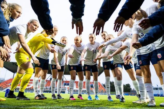 Sport Themen der Woche KW07 230218 Players of Norway gather in a ring ahead of the International Friendly, Länderspiel, Nationalmannschaft football match between Denmark and Norway on February 18, 2023 in Laval. Photo: Vegard Grott BILDBYRAN kod VG VG0401 bbeng fotboll football soccer fotball träningslandskamp privatlandskamp landskamp international friendly norge norway dam denmark danmark *** 230218 Players of Norway gather in a ring ahead of the international friendly football match between Denmark and Norway on February 18, 2023 in Laval Photo Vegard Grot BILDBYRAN code VG VG0401 bbeng football football soccer fotball training international private international friendly international friendly norway norway ladies denmark denmark,  Copyright: VEGARDxGRoTT BB230218VG021