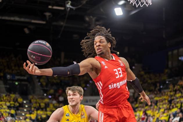Sport Themen der Woche KW07 Oldenburg, Niedersachsen, DEU, 18.02.2023, Freddie Gillespie (rechts, FC Bayern München) und Ben Lammers (links, Alba Berlin). FC Bayern München Basketball vs. Alba Berlin. BBL Pokal 1. Halbfinale Top Four 2023. BBL Pokal FC Bayern München Basketball vs. Alba Berlin *** Oldenburg, Lower Saxony, DEU, 18 02 2023, Freddie Gillespie right, FC Bayern Munich and Ben Lammers left, Alba Berlin FC Bayern Munich Basketball vs Alba Berlin BBL Cup 1 Semifinal Top Four 2023 BBL Cup FC Bayern Munich Basketball vs Alba Berlin