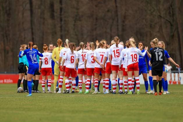 2 Women Bundesliga 2022 2023, 1 FC Köln U20 FC Carl Zeiss Jena high-fives before the match Köln RheinEnergie Sportpark, artificial turf Nordrhein Westfalen Germany