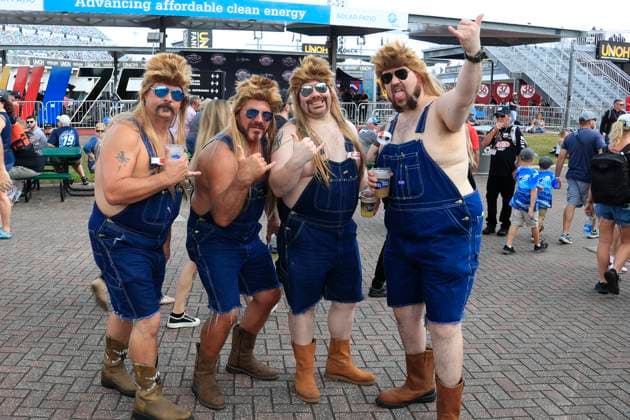 Sport Themen der Woche KW07 DAYTONA, FL - FEBRUARY 19: NASCAR, Motorsport, USA fans dressed as Joe Dirt prior to the running of the NASCAR Cup Series Daytona 500 on February 19, 2023 at Daytona International Speedway in Daytona Beach, FL. (Photo by Jeff Robinson Icon Sportswire) AUTO: FEB 19 NASCAR Cup Series DAYTONA 500 Icon23021964500