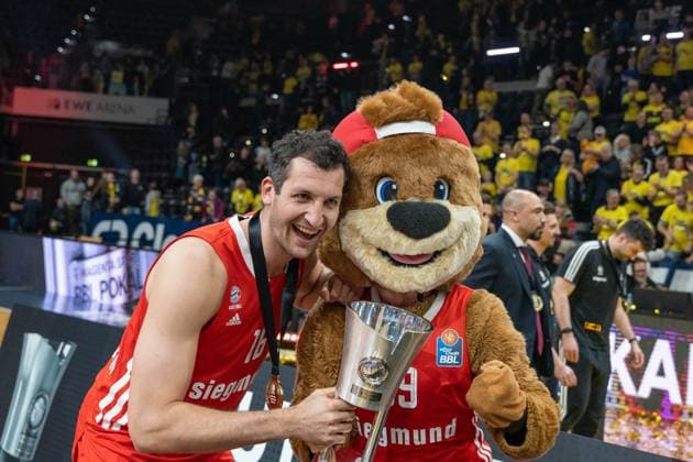 Sport Themen der Woche KW07 Paul Zipser (FC Bayern Muenchen, 16) und Ben das Maskottchen (FC Bayern Muenchen, 99) mit dem Pokal FC Bayern Muenchen vs EWE Baskets Oldenburg, Basketball, BBL-Pokal Final Four, 2022 2023, 19.02.2023, FC Bayern Muenchen vs. EWE Baskets Oldenburg, Basketball, BBL-Pokal Final Four, 2022 2023, 19.02.2023 Oldenburg *** Paul Zipser FC Bayern Muenchen, 16 and Ben the mascot FC Bayern Muenchen, 99 with the cup FC Bayern Muenchen vs EWE Baskets Oldenburg, basketball, BBL Pokal Final Four, 2022 2023, 19 02 2023, FC Bayern Muenchen vs EWE Baskets Oldenburg, basketball, BBL Pokal Final Four, 2022 2023, 19 02 2023 Oldenburg Copyright: xEibner-Pressefoto FabioxDeinertx EP_FDT