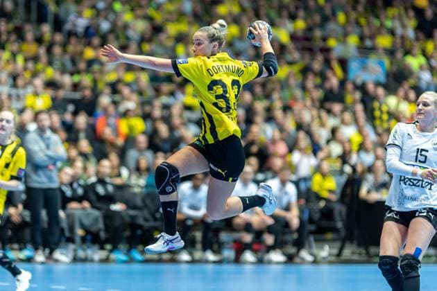 Sport Themen der Woche KW07 Sport Bilder des Tages Handball I Frauen I European League I Saison 2022 23 I Gruppenphase I Borussia Dortmund - Siofok KC I 19.02.2023 Lena Hausherr (33, Borussia Dortmund) Sprungwurf Dortmund Westfalenhalle Deutschland *** Handball I Women I European League I season 2022 23 I group stage I Borussia Dortmund Siofok KC I 19 02 2023 Lena Hausherr 33, Borussia Dortmund jump shot Dortmund Westfalenhalle Germany Copyright: xLobeca PatrickxSuephkex