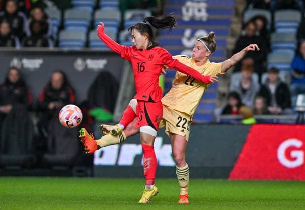 Sport Themen der Woche KW07 ENGLAND SOCCER WOMEN BELGIUM VS KOREA REPUBLIC Selgi Jang (16) of Korea Republic and Laura Deloose (22) of Belgium pictured fighting for the ball during a friendly women soccer game between the national female soccer teams of Belgium, called the Red Flames , and Korea Republic on their second game in the Arnold Clark Cup 2023 , Sunday 19 February 2023 in Coventry , ENGLAND . PHOTO SPORTPIX David Catry Coventry Coventry building society arena West Midlands ENGLAND  Copyright: xSportpix.bex xDavidxCatryxDavidxCatryx