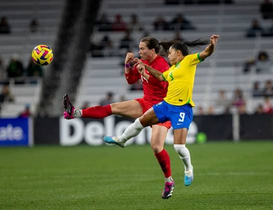 Nashville, USA, February 19th 2023: Debinha (9 Brazil) and Vanessa Gilles (14 Canda) battlin for a ball during the She Believes Cup game between Brazil and Canada at GEODIS Park in Nashville, TN (Georgia Soares SPP) Copyright: xGeorgiaxSoares SPPx spp-en-GeSo-A63I3489