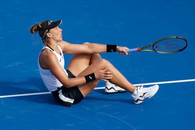 Beatriz Haddad Maia slips and falls to the ground Tennis Dubai Tennis Championships 2023 WTA Dubai Duty Free Tennis Stadium Dubai United Arab Emirates 20 February 2023 Copyright: xJuergenxHasenkopfx