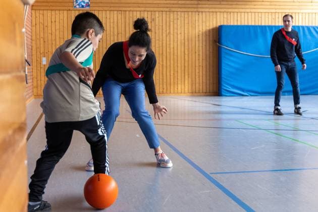 Celia Sasic former national player, ambassador EURO 2024 plays football together with children of the project As part of a working visit in the run-up to UEFA EURO 2024, the tournament director Philipp Lahm former German national player and ambassador Celia Sasic former footballer visit the Luginslandschule in Stuttgart The focus is the project Social competence with and through football Project manager Thomas Krombacher presents the project Then take part yourself Stuttgart, media appointment with Philipp Lahm and Celia Sasic, 21 02 2023 Copyright: xDennisxDuddek xEibnerxPressefotox EP_DDK