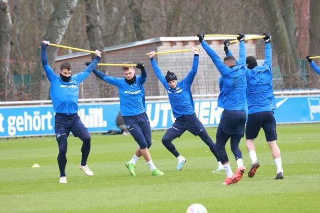 Sport Themen der Woche KW08 Sport Bilder des Tages DEU, DFL, 1. FBL Hertha BSC, Training, 21.02.2023, Sportforum, Berlin, DEU, DFL, 1. FBL Hertha BSC, Training, im Bild Hertha-Spielerkreis DFL - regulations prohibit any use of Photographs as image sequences and or quasi-video Foto: Juergen Engler nordphoto GmbH *** DEU, DFL, 1 FBL Hertha BSC, Training, 21 02 2023, Sportforum, Berlin, DEU, DFL, 1 FBL Hertha BSC, Training, im Bild Hertha Spielererkreis DFL regulations prohibit any use of Photographs as image sequences and or quasi video Foto Juergen Engler nordphoto GmbH JuergenxEngler nph00076