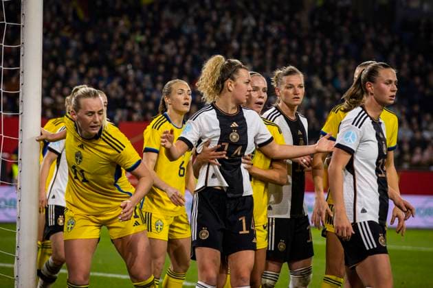 GER, LSP, Germany vs Sweden 21 02 2023, Schauinsland Reisen Arena, GER, LSP, Germany vs Sweden in the picture Corner kick Germany, Lena Lattwein DFB Women 14 is clutched, nordphotoxGmbHx xSarahxRauch nph00251