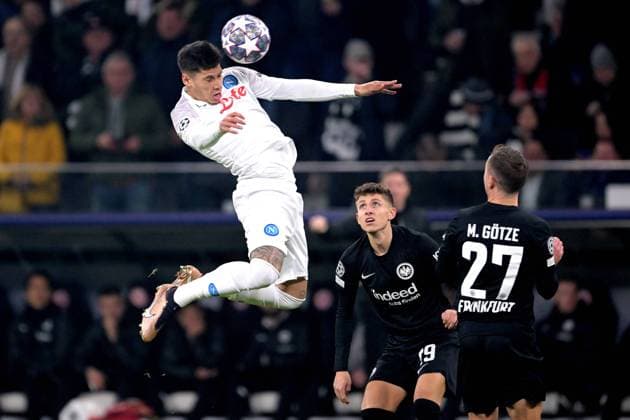 FRANKFURT - (l-r) Mathias Olivera of SSC Napoli, Jesper Lindstrom of Eintracht Frankfurt, Mario Gotze of Eintracht Frankfurt during the UEFA Champions League Round of 16 match between Eintracht Frankfurt and SSC Napoli at Germany s Bank Park stadium on February 21, 2023 in Frankfurt am Main , Germany. AP Dutch Height UEFA Champions League Round of 16 Leg One 2022 2023 xVIxANPxSportx xGerritxvanxKeulenxIVx 463284270 originalFilename: 463284270.jpg