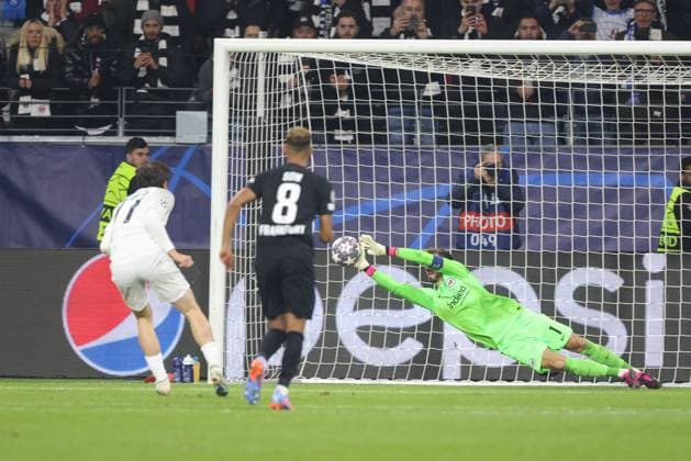 Eintracht Frankfurt SSC Napoli, UEFA Champions League goalkeeper Kevin Trapp Eintracht Frankfurt, 1 stops a penalty kick by Khvicha Kvaratskhelia SSC Napoli, 77 UEFA Champions League round of 16 match between Eintracht Frankfurt and SSC Napoli on February 21, 2023 at Deutsche Bank Park in Frankfurt am Main , Frankfurt am Main Hesse Germany Deutsche Bank Park